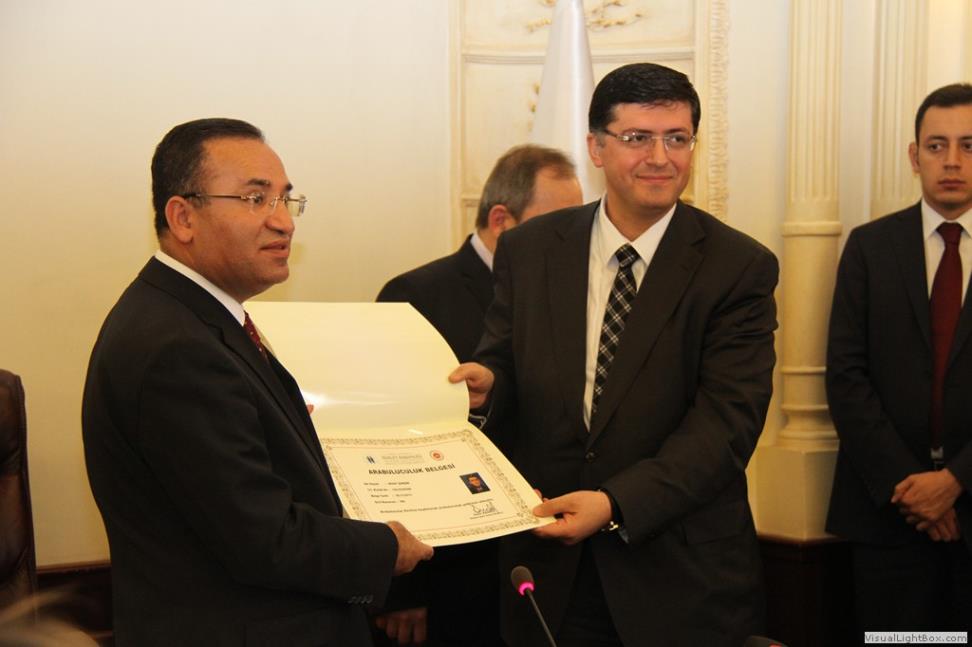 Eski Adalet Bakanı Bekir Bozdağ Arabulucu&Avukat Nihat Şimşek'e Arabulucu belgesini teslim etti